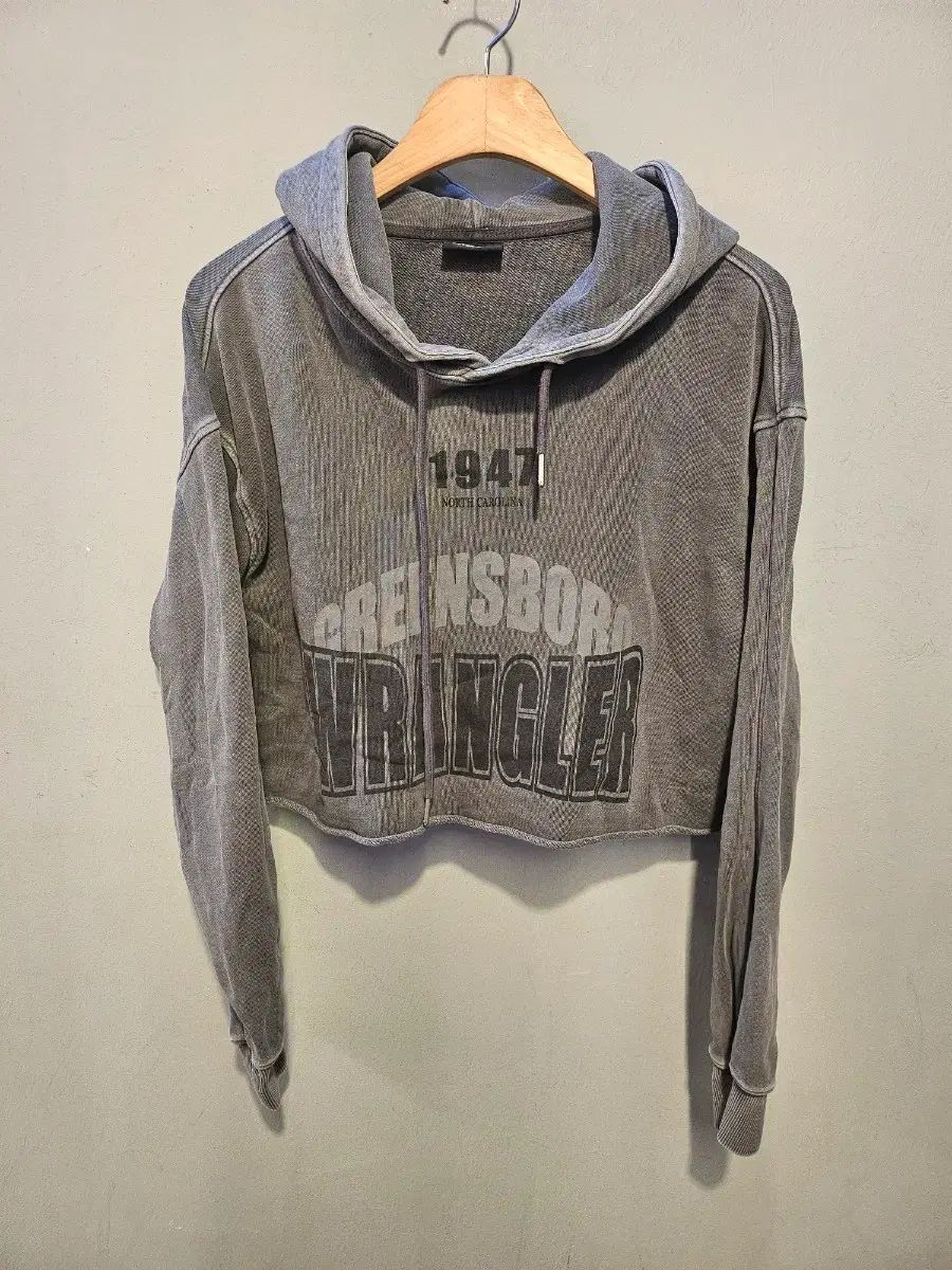 Wrangler ヴィンテージ クロップド フーディー グレー