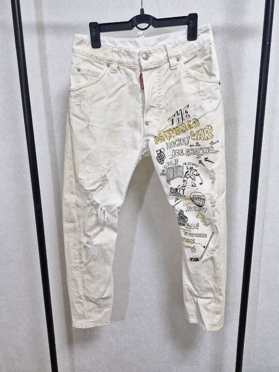 38 DSQUARED2 2010 ホッケー グラフィック ダーティーダメージジーンズ