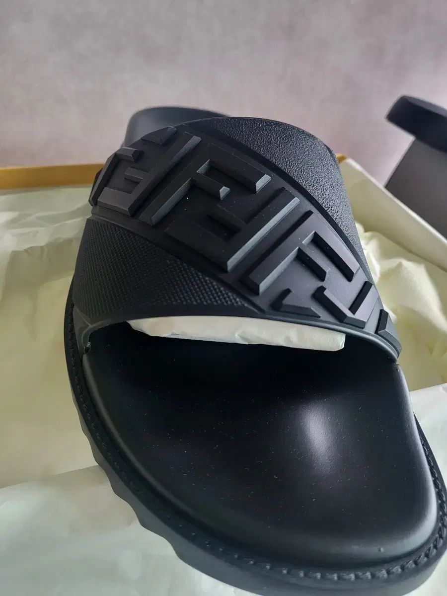 (新品) FENDI フェンディ FF ロゴ メンズ ブラック スリッパ