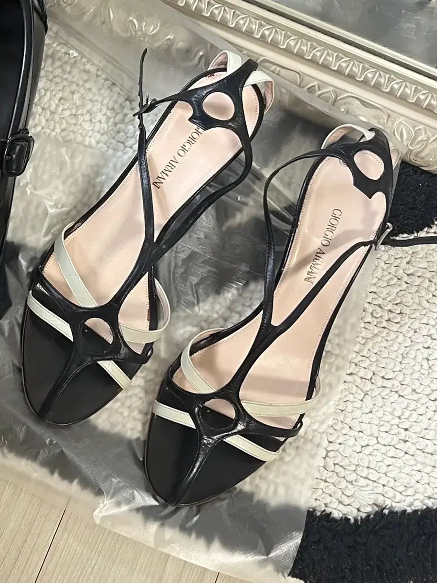 GIORGIO ARMANI(ジョルジオ アルマーニ) ブラック ストラップ サンダル 99,075円