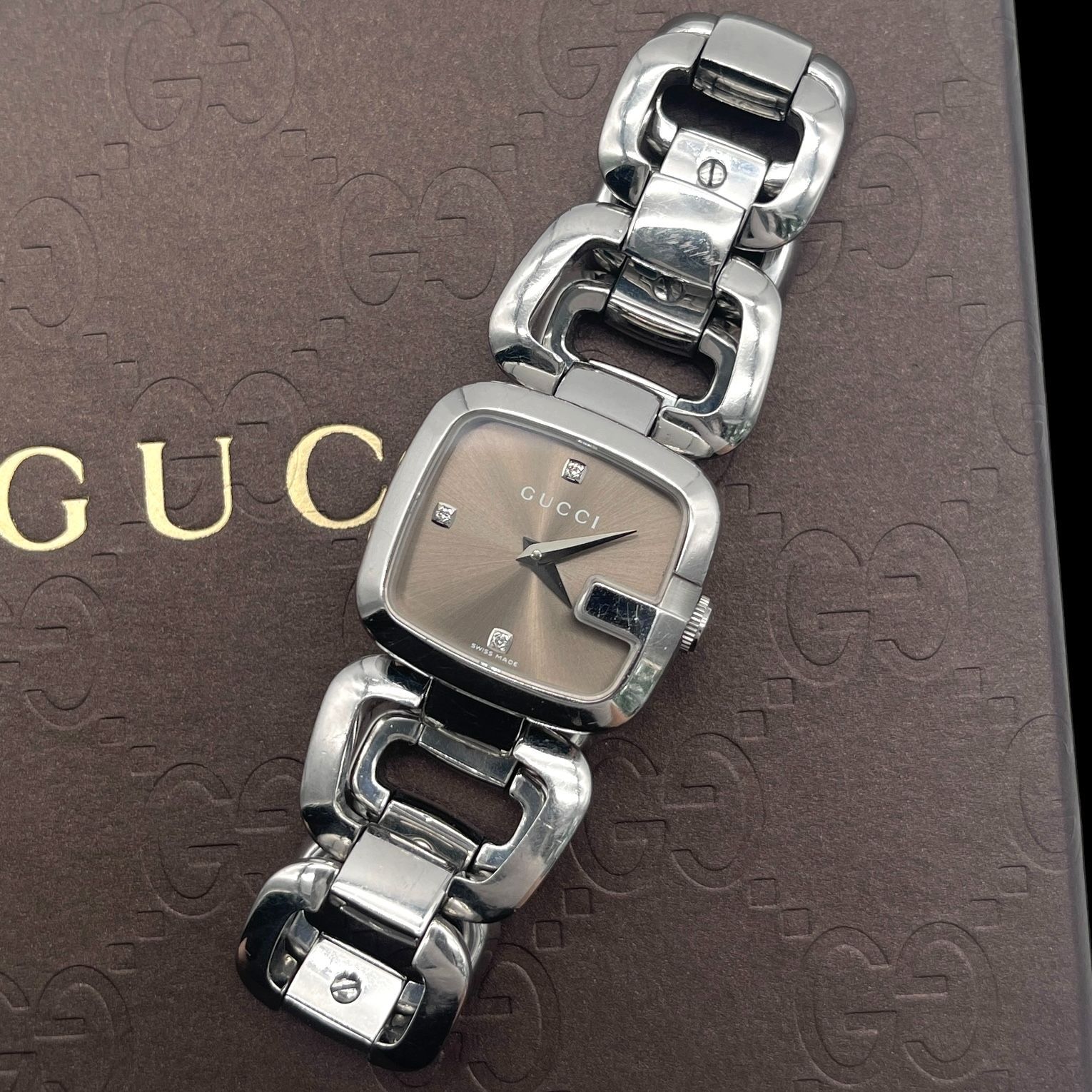 新品電池 稼働品 GUCCI グッチ レディース腕時計 YA125401 クォーツQZ 2針 Gコレクション G型ベゼル スクエア型 シルバー 文字盤 ブラウン スイス製 箱、コマ付き