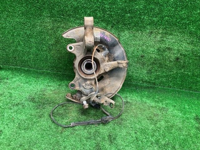 カローラアクシオ NZE144 右フロントナックルハブ X 4WD 43211-12470 1F7