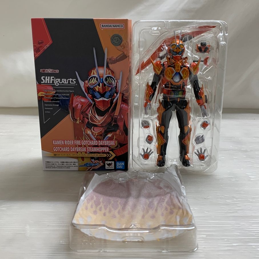 【中古品】 S.H.F 仮面ライダーファイヤーガッチャードデイブレイク ガッチャードデイブレイク スチームホッパー ライダー 戦隊 特撮 フィギュア フィギュアーツ バンダイ 【042-260527-em-04-min】