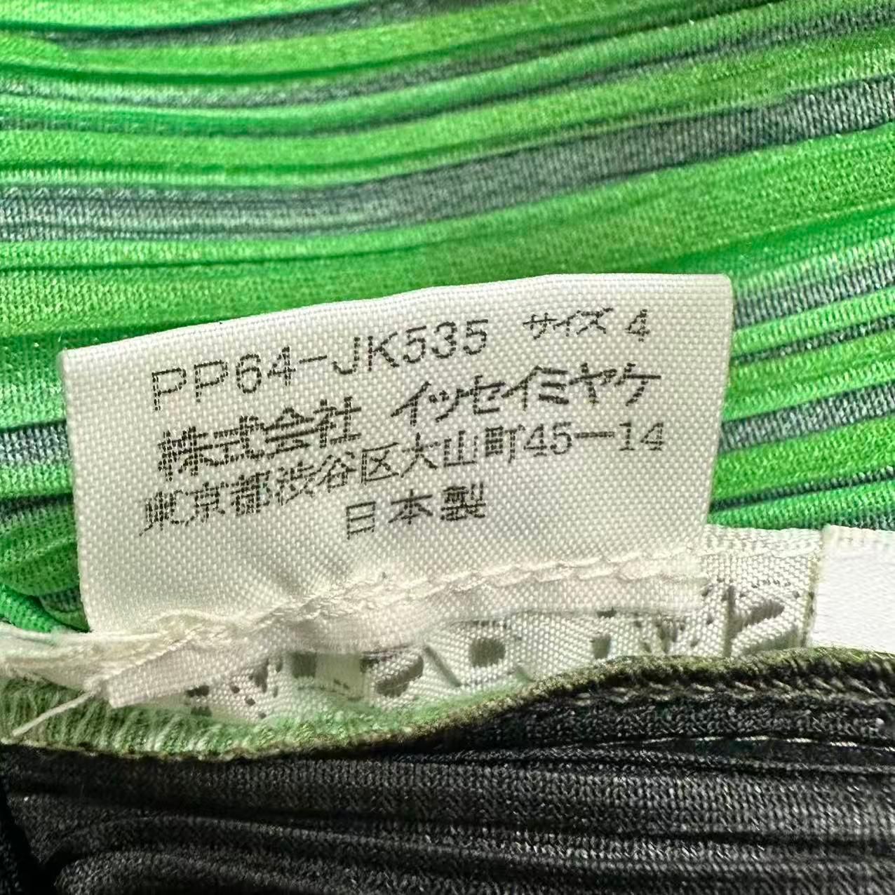極美品✨ISSEY MIYAKE プリーツ　変形　Tシャツ グリーン　Mサイズ 極美品 ISSEY MIYAKE イッセイミヤケ PLEATS PLEASE プリーツプリーズ