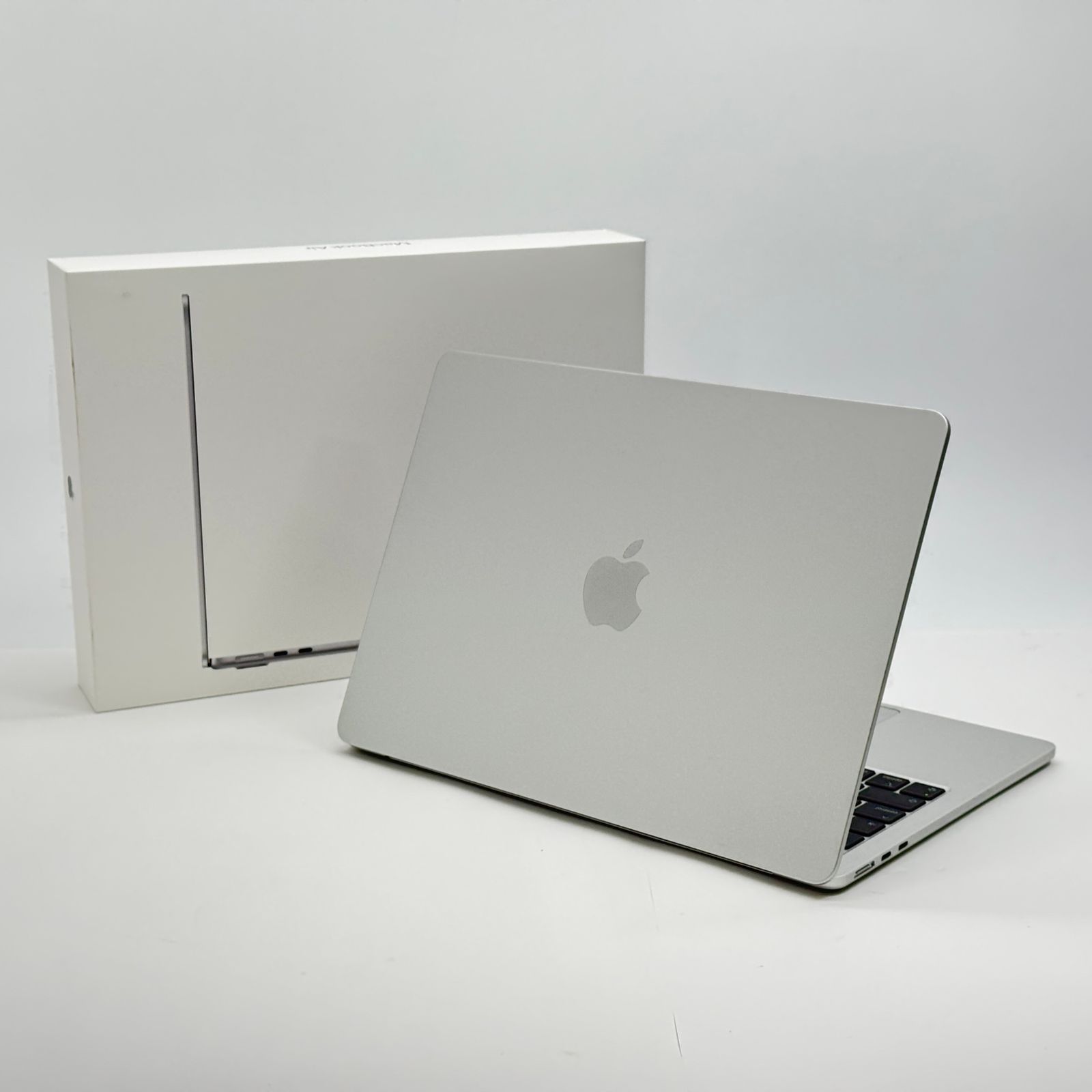 美品 Apple MacBook Air 13インチ 2026 MDH74J/A M5 16GB 512GB