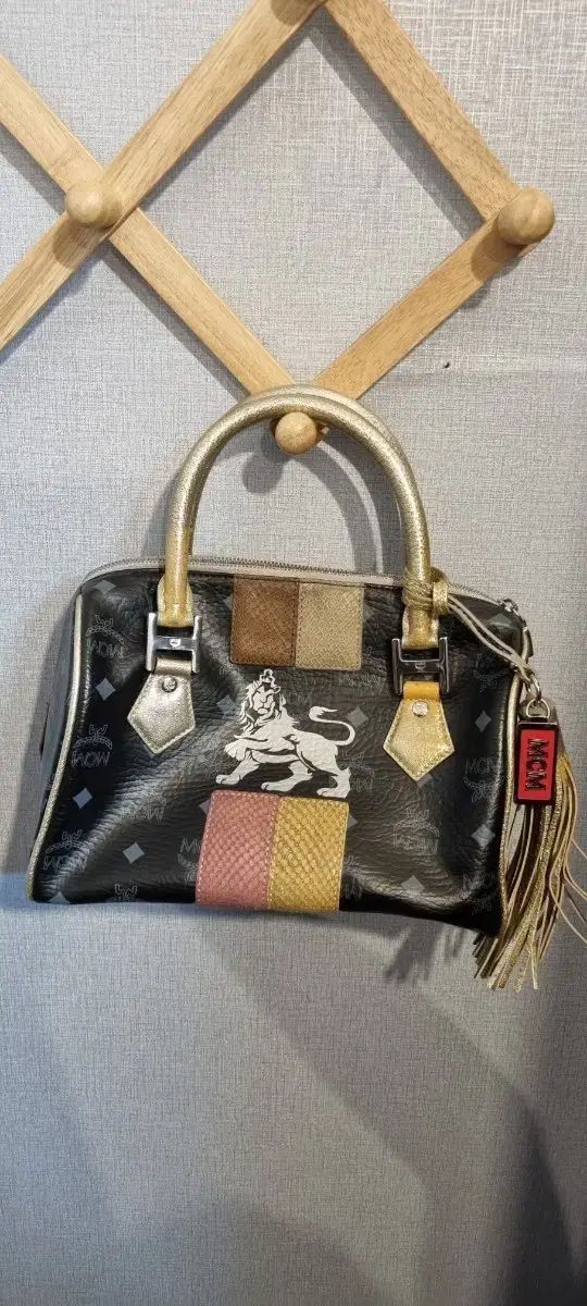 MCM ボストンバッグ ブラック ライオン チャーム 装飾