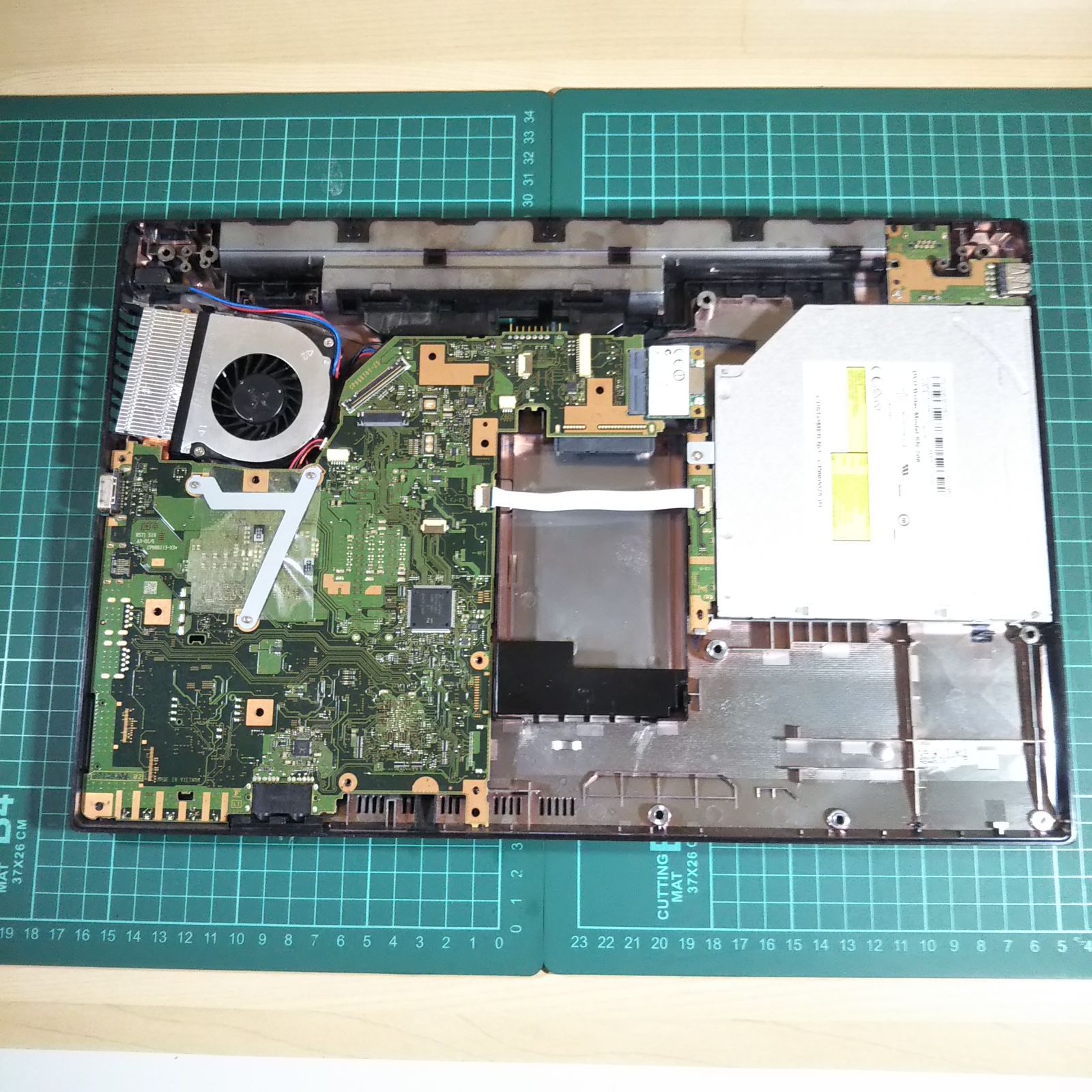 Fujitsu LIFEBOOK A574/MX CPU：Core i3 4000M メモリ：4GB HDD,OSなし
