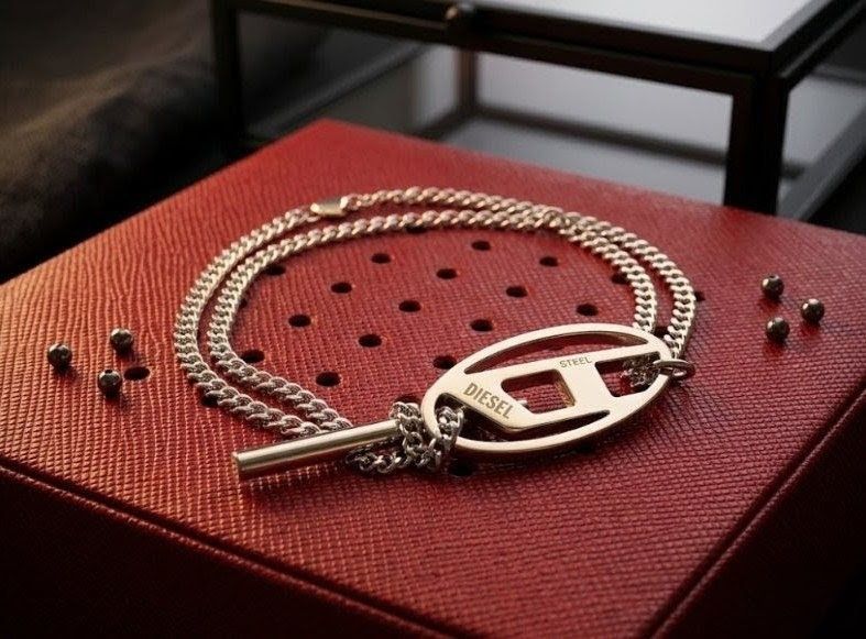 DIESEL　DX1535040 ディーゼル アクセサリー シルバー メンズ　レディース　 ステンレス おしゃれ かっこいい 爆買 成人 卒業 入学