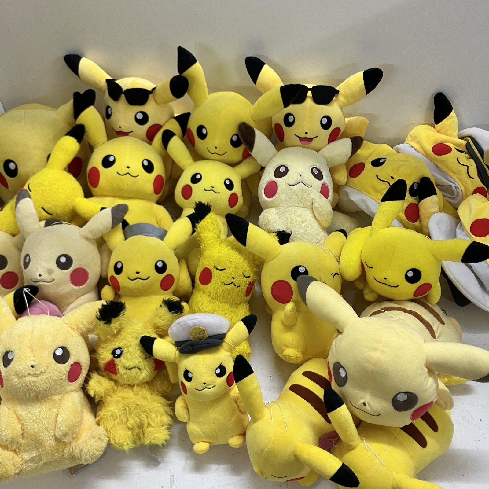◆ Pokemon ポケモン 25点 まとめ商品 ピカチュウ ぬいぐるみ 被り物 現状品