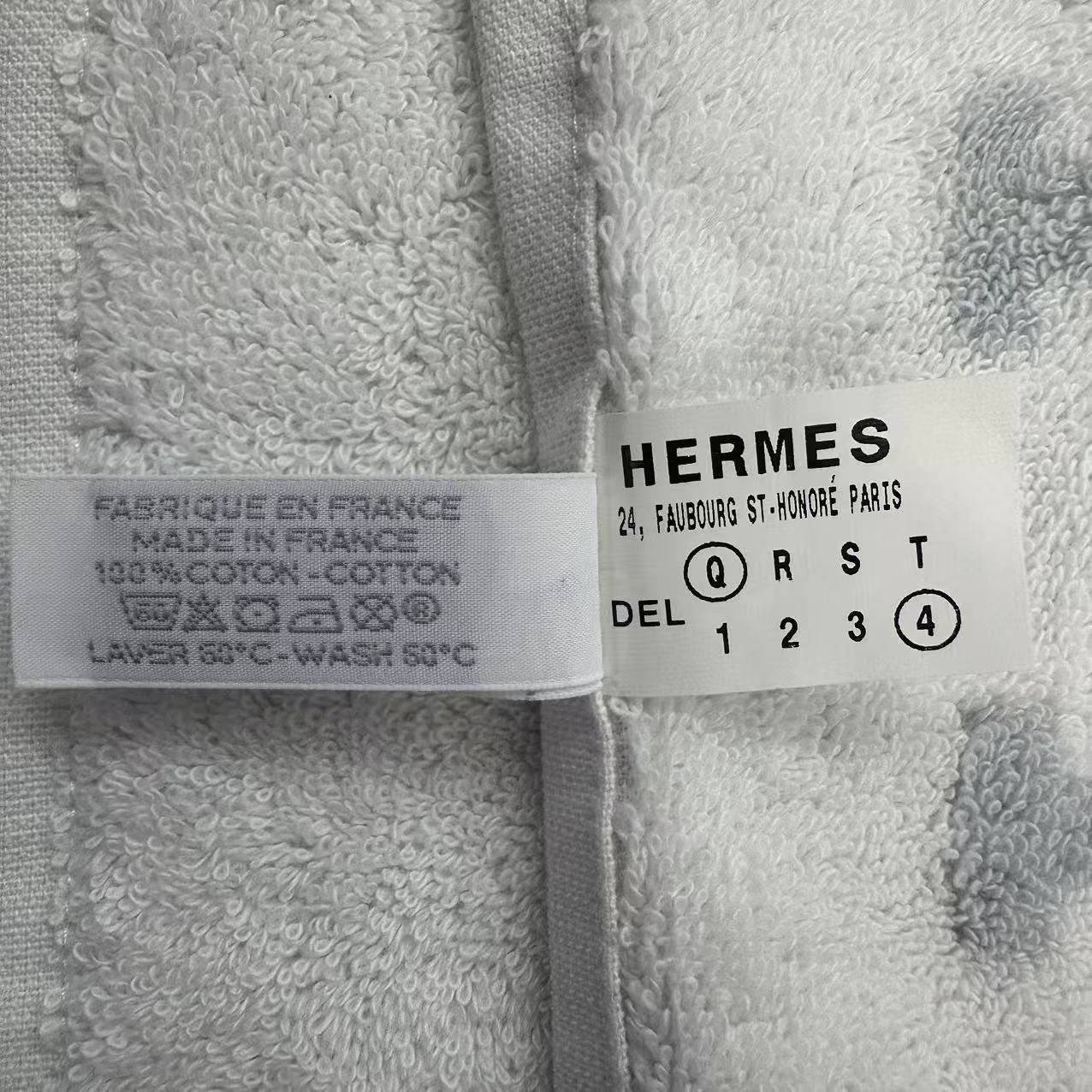 【新品】HERMES Hロゴ タオルハンカチ グレー・ホワイト HERMES グレー Hロゴ タオルハンカチ - メルカリ