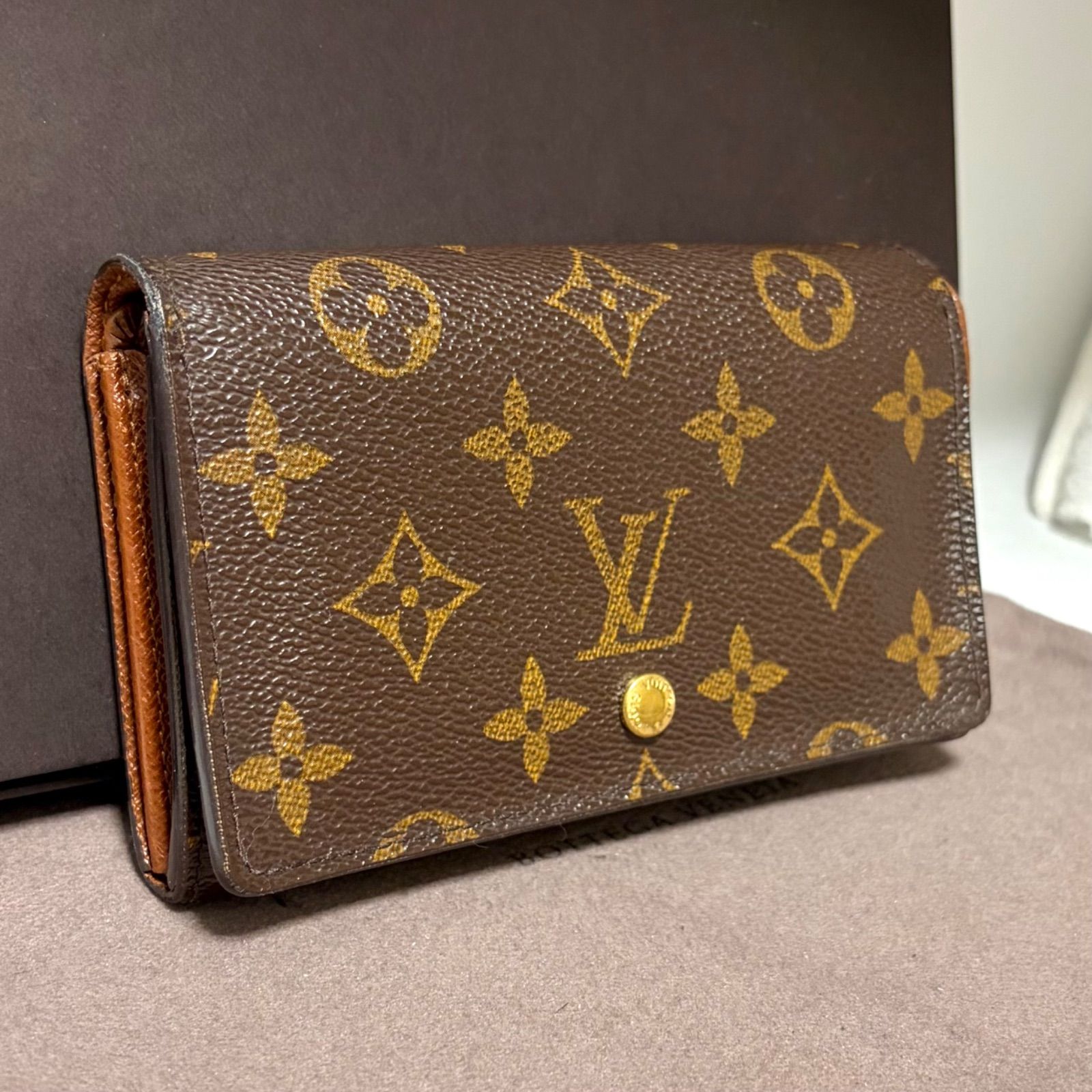 d40 ポルト モネ ビエ トレゾール　ポルトフォイユ トレゾール　インターナショナル 旧型　Louis Vuitton ルイ ヴィトン　2つ 折り　二つ折り　フラップ ボタン 式　財布　コンパクト　ミニ ウォレット　モノグラム