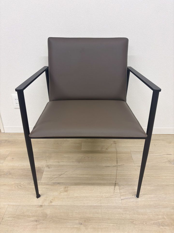 【展示品】定価39,600円 CRASH GATE ラウンジチェア 1脚 単品 ハーネス スタイリッシュ グレージュ おしゃれ モダン 個人未使用【送料無料】
