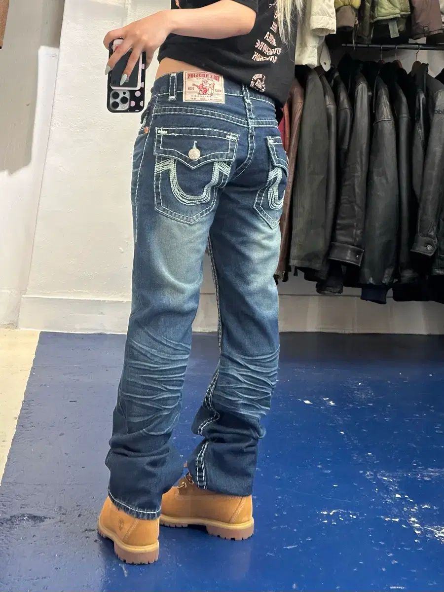 TR トゥルーレリジョン 白 スティッチ デニムパンツ