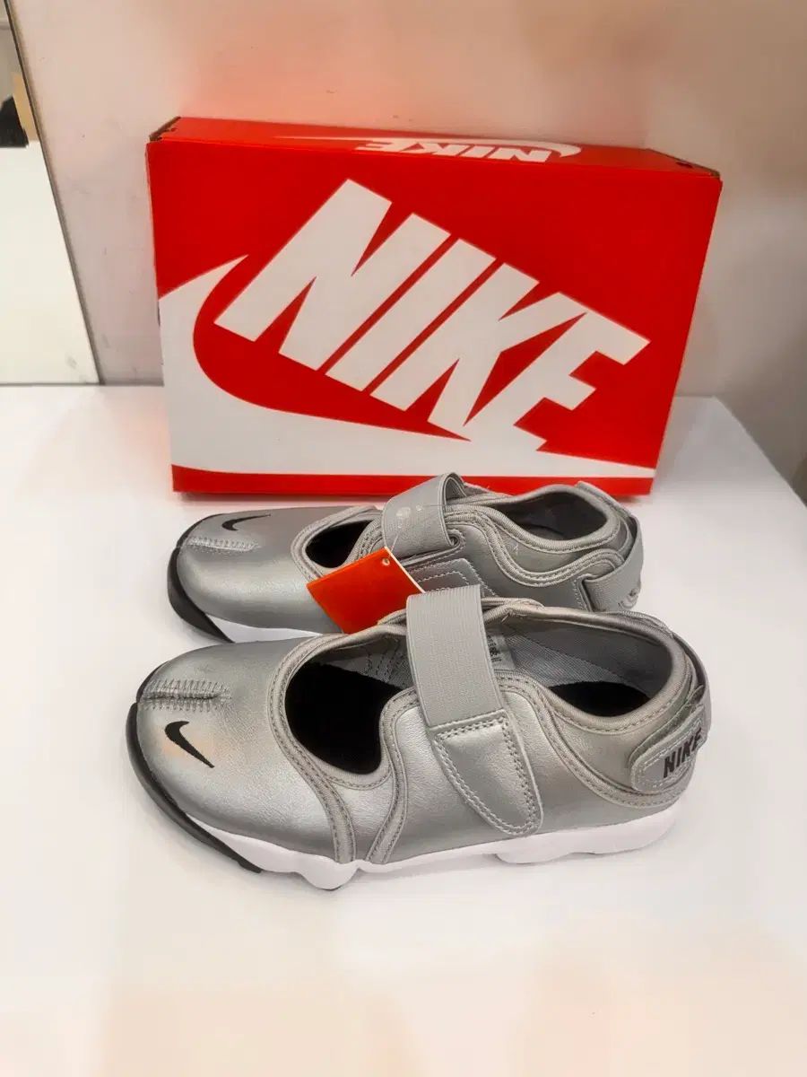 (新品) NIKE エア リフト メタリック シルバー 220 サイズ