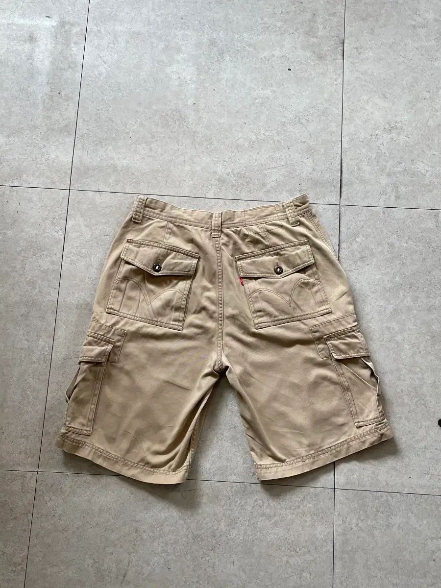 リーバイス カーゴ ハーフパンツ ベージュ