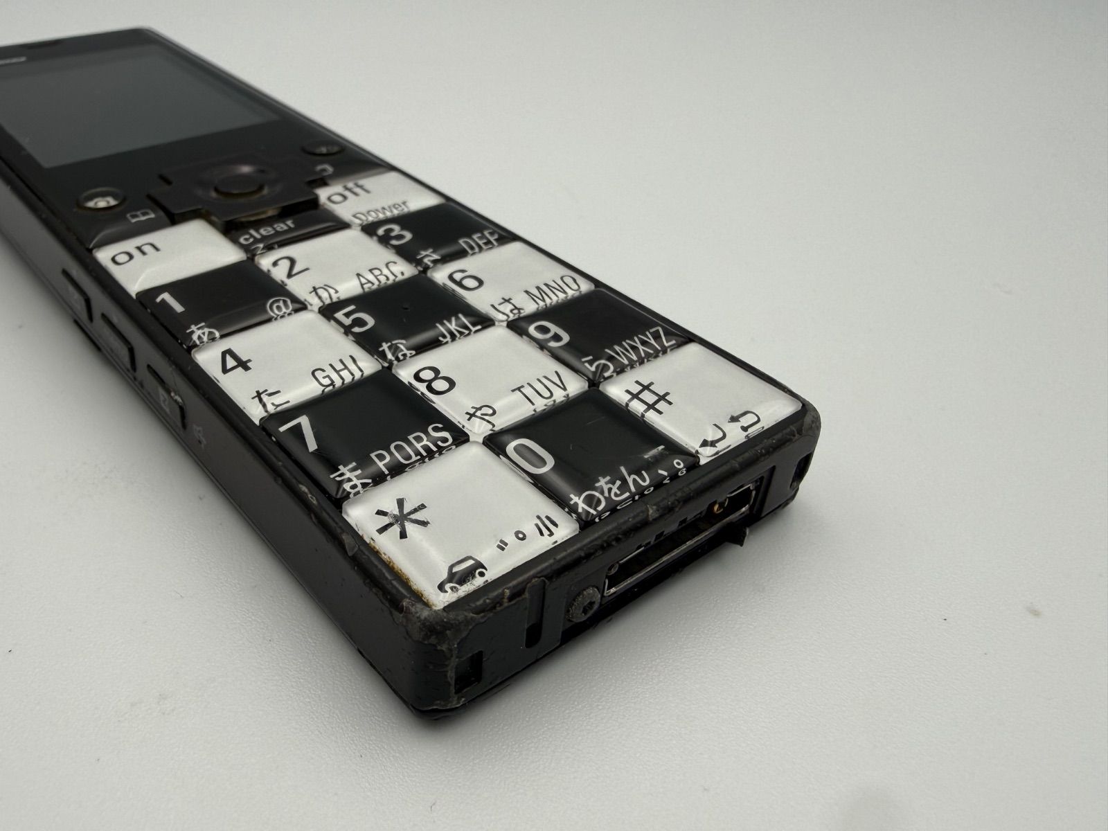 au ガラケー 初代 INFOBAR ICHIMATSU 市松 黒 ブラック 携帯電話 廃盤