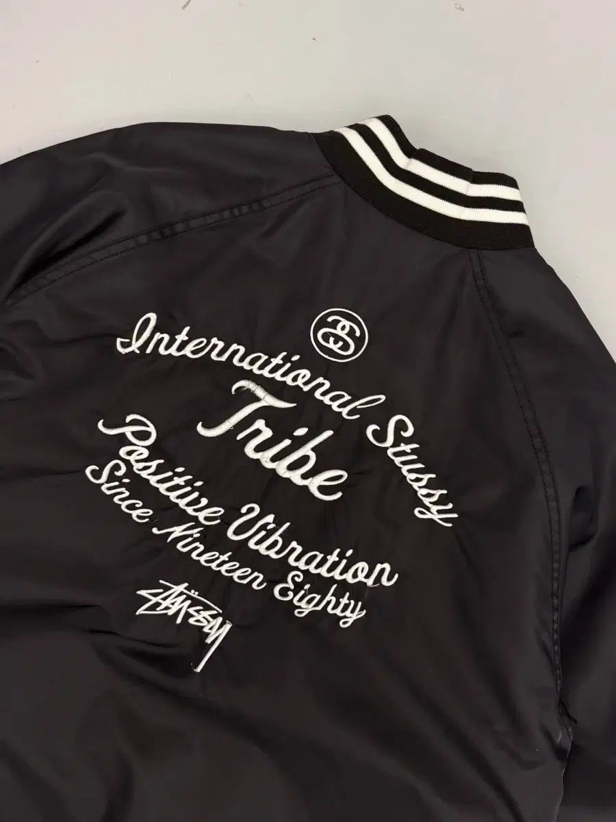 STU SaTurday of Us ルーズフィット 00s インターナショナル トライブ ナイロン スタジャン ジャケット STU SaTurday of Us ルーズフィット 00s インターナショナル トライブ ナイロン スタジャン ジャケット