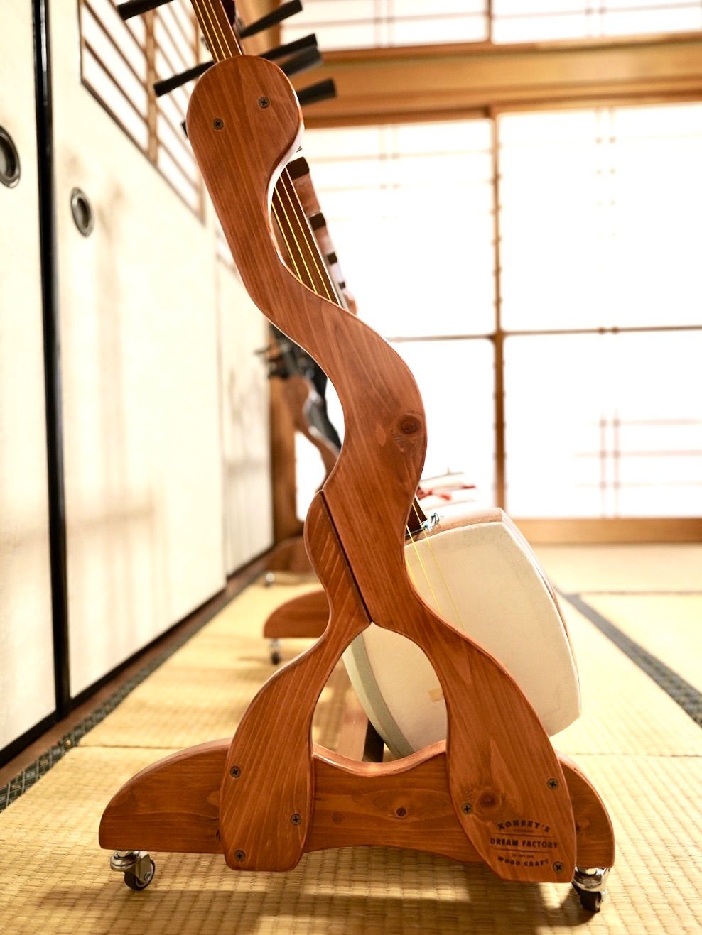 【限定１台】愛機を愛でる、贅沢な移動式特等席。手作り三味線スタンド「チークカラー」4丁掛け（キャスター付）