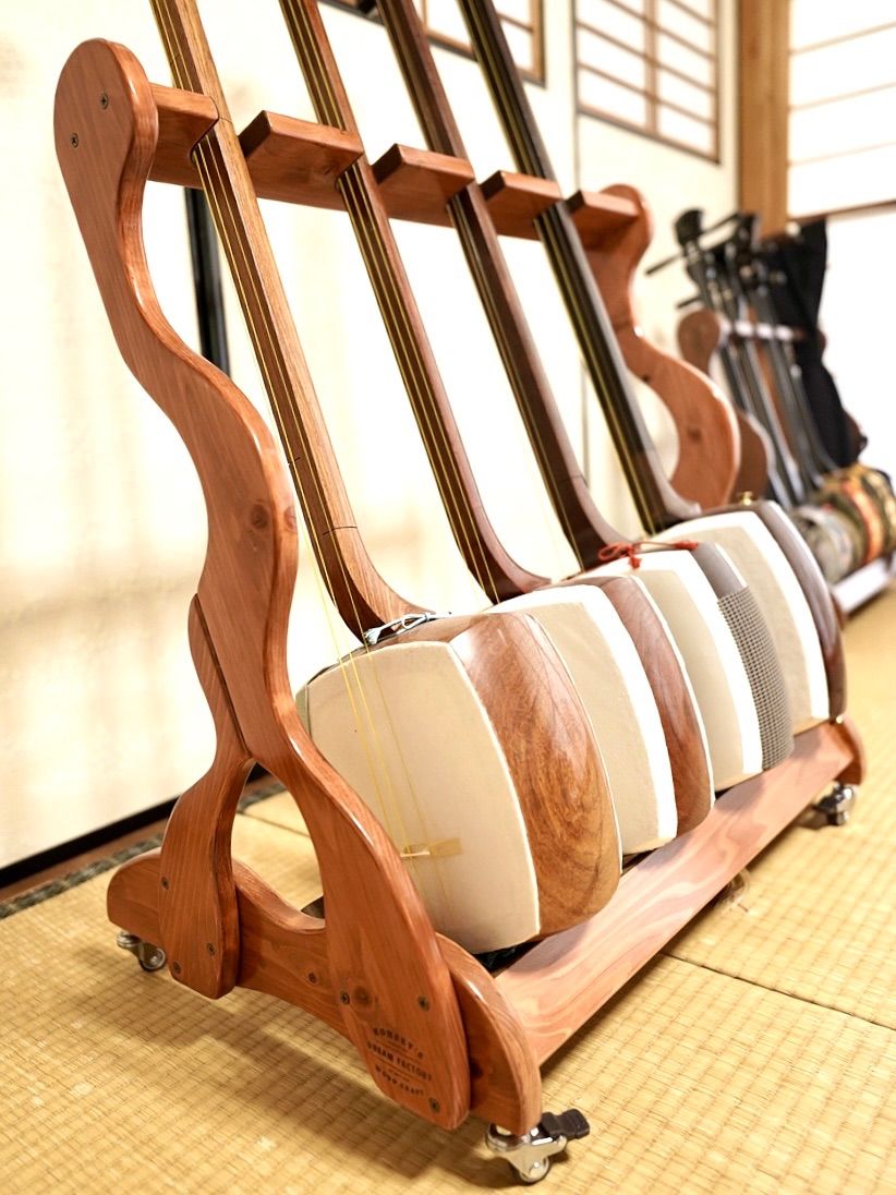 【限定１台】愛機を愛でる、贅沢な移動式特等席。手作り三味線スタンド「チークカラー」4丁掛け（キャスター付）