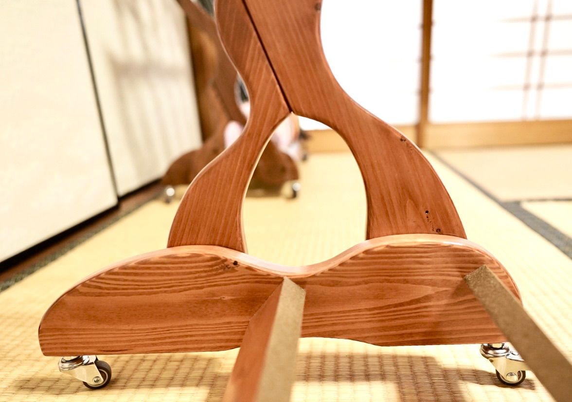 【限定１台】愛機を愛でる、贅沢な移動式特等席。手作り三味線スタンド「チークカラー」4丁掛け（キャスター付）