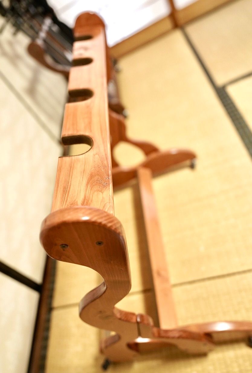 【限定１台】愛機を愛でる、贅沢な移動式特等席。手作り三味線スタンド「チークカラー」4丁掛け（キャスター付）
