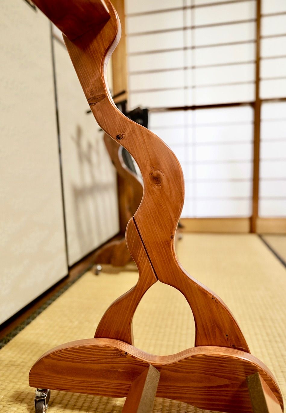 【限定１台】愛機を愛でる、贅沢な移動式特等席。手作り三味線スタンド「チークカラー」4丁掛け（キャスター付）