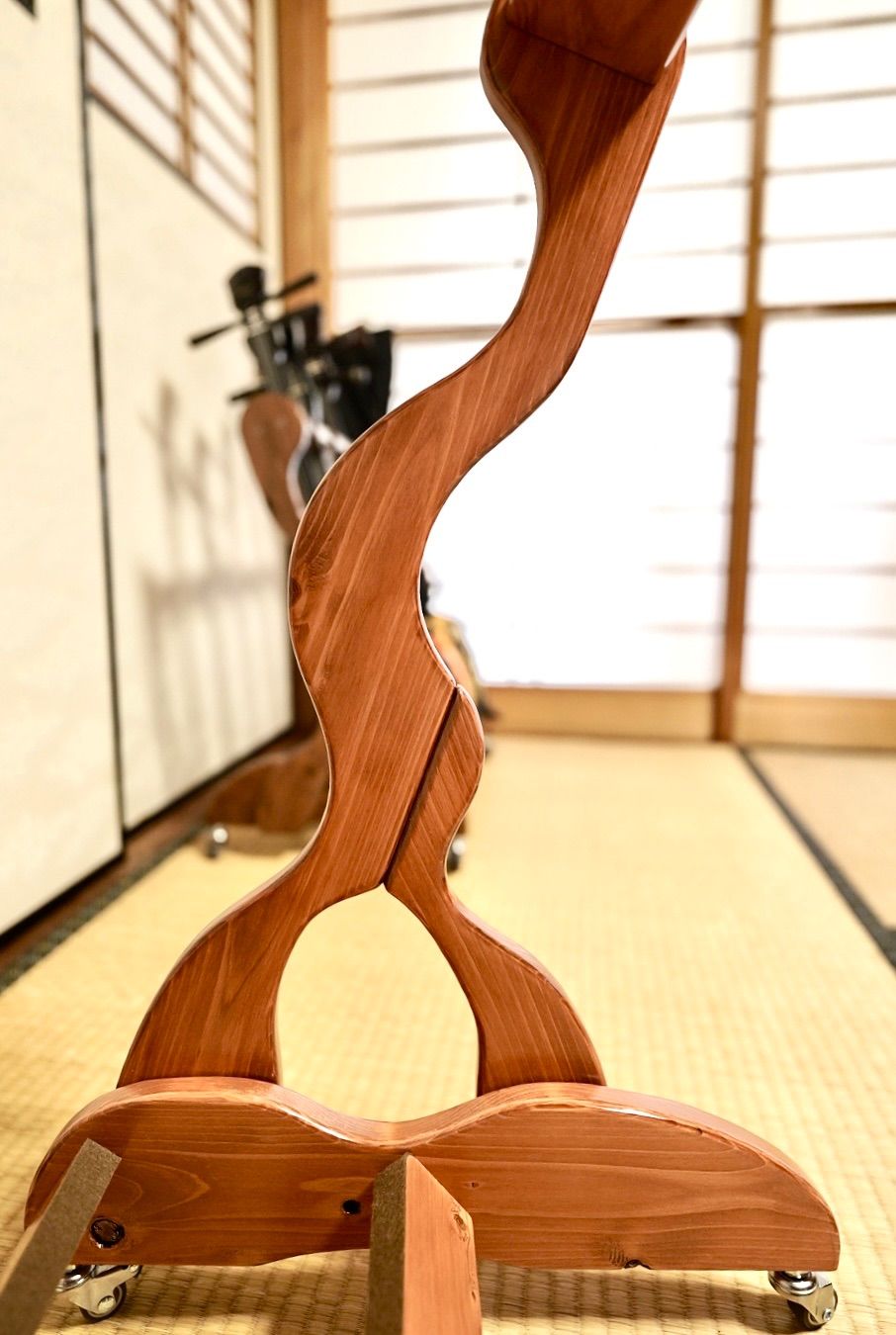 【限定１台】愛機を愛でる、贅沢な移動式特等席。手作り三味線スタンド「チークカラー」4丁掛け（キャスター付）