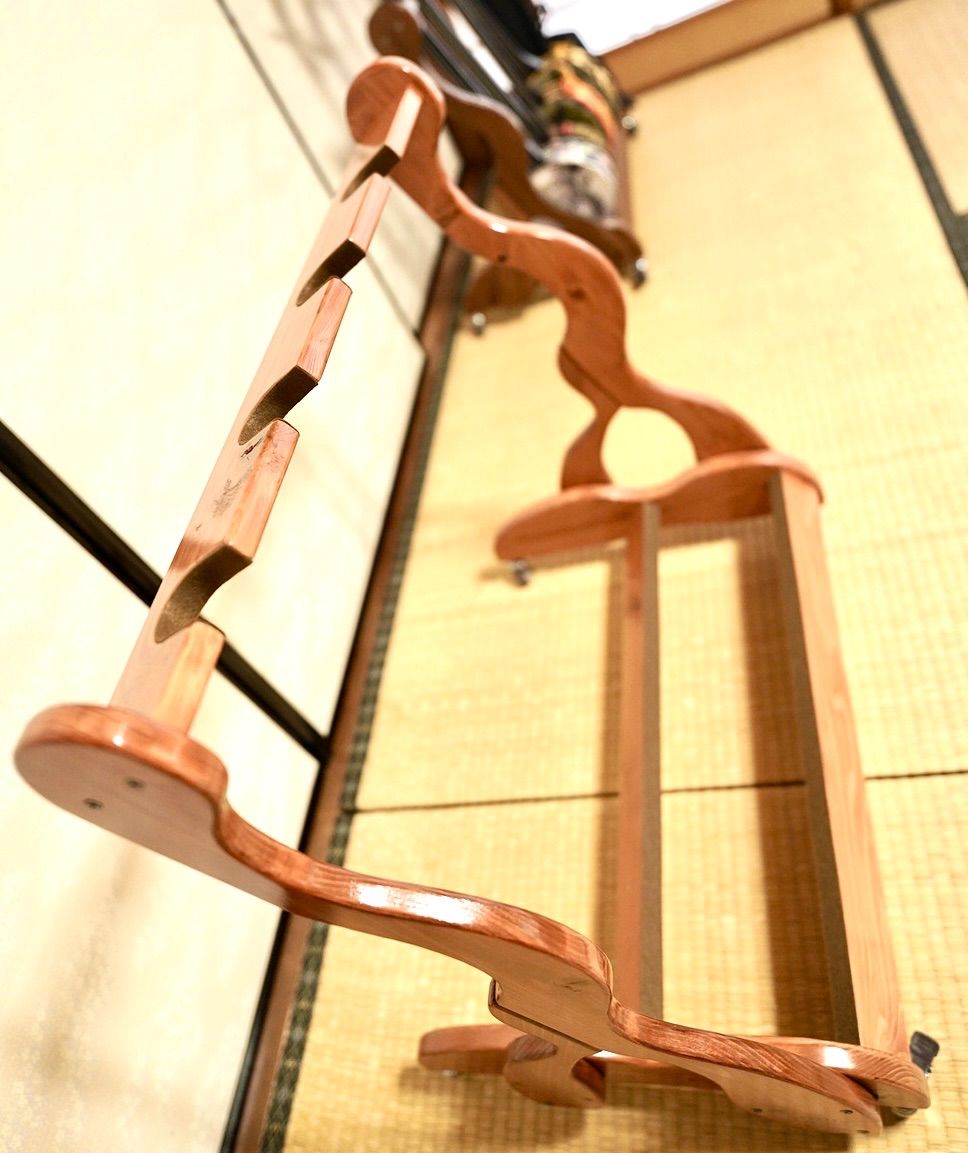 【限定１台】愛機を愛でる、贅沢な移動式特等席。手作り三味線スタンド「チークカラー」4丁掛け（キャスター付）