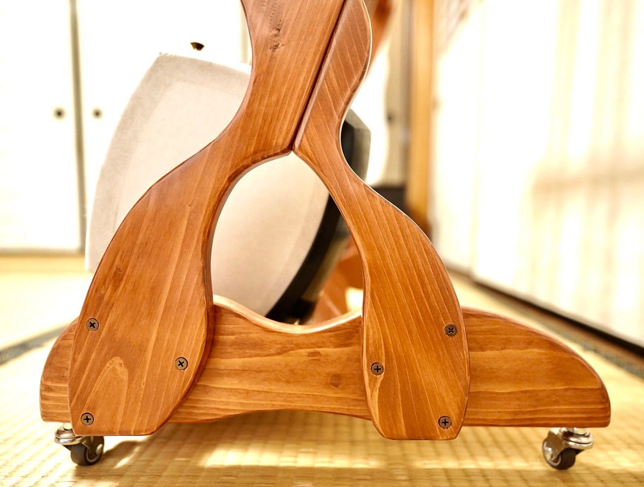 【限定１台】愛機を愛でる、贅沢な移動式特等席。手作り三味線スタンド「チークカラー」4丁掛け（キャスター付）