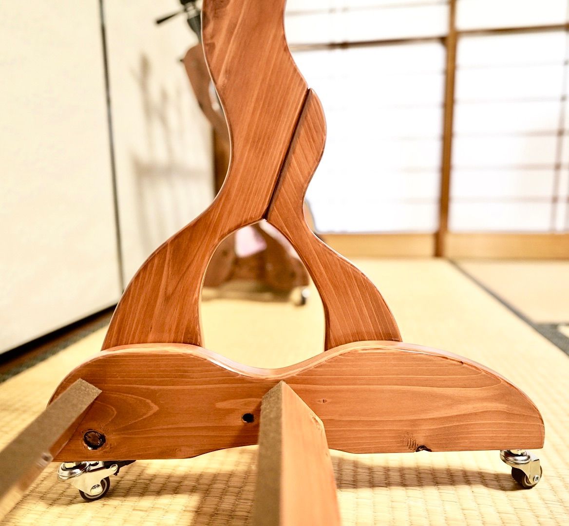 【限定１台】愛機を愛でる、贅沢な移動式特等席。手作り三味線スタンド「チークカラー」4丁掛け（キャスター付）