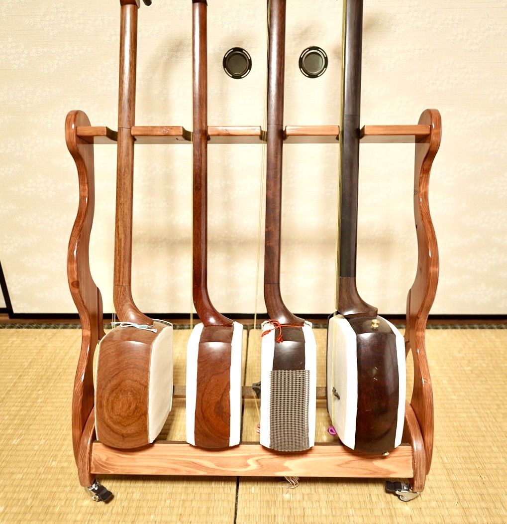 【限定１台】愛機を愛でる、贅沢な移動式特等席。手作り三味線スタンド「チークカラー」4丁掛け（キャスター付）
