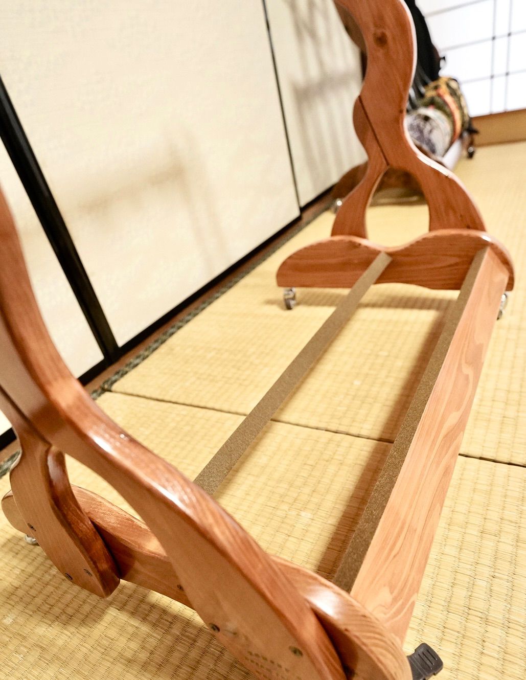 【限定１台】愛機を愛でる、贅沢な移動式特等席。手作り三味線スタンド「チークカラー」4丁掛け（キャスター付）