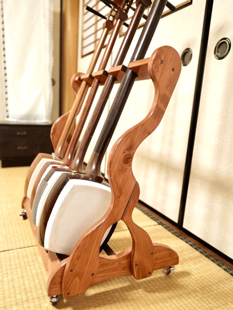 【限定１台】愛機を愛でる、贅沢な移動式特等席。手作り三味線スタンド「チークカラー」4丁掛け（キャスター付）