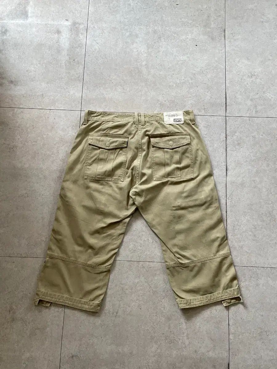 リーバイス カーゴ カプリ パンツ ベージュ