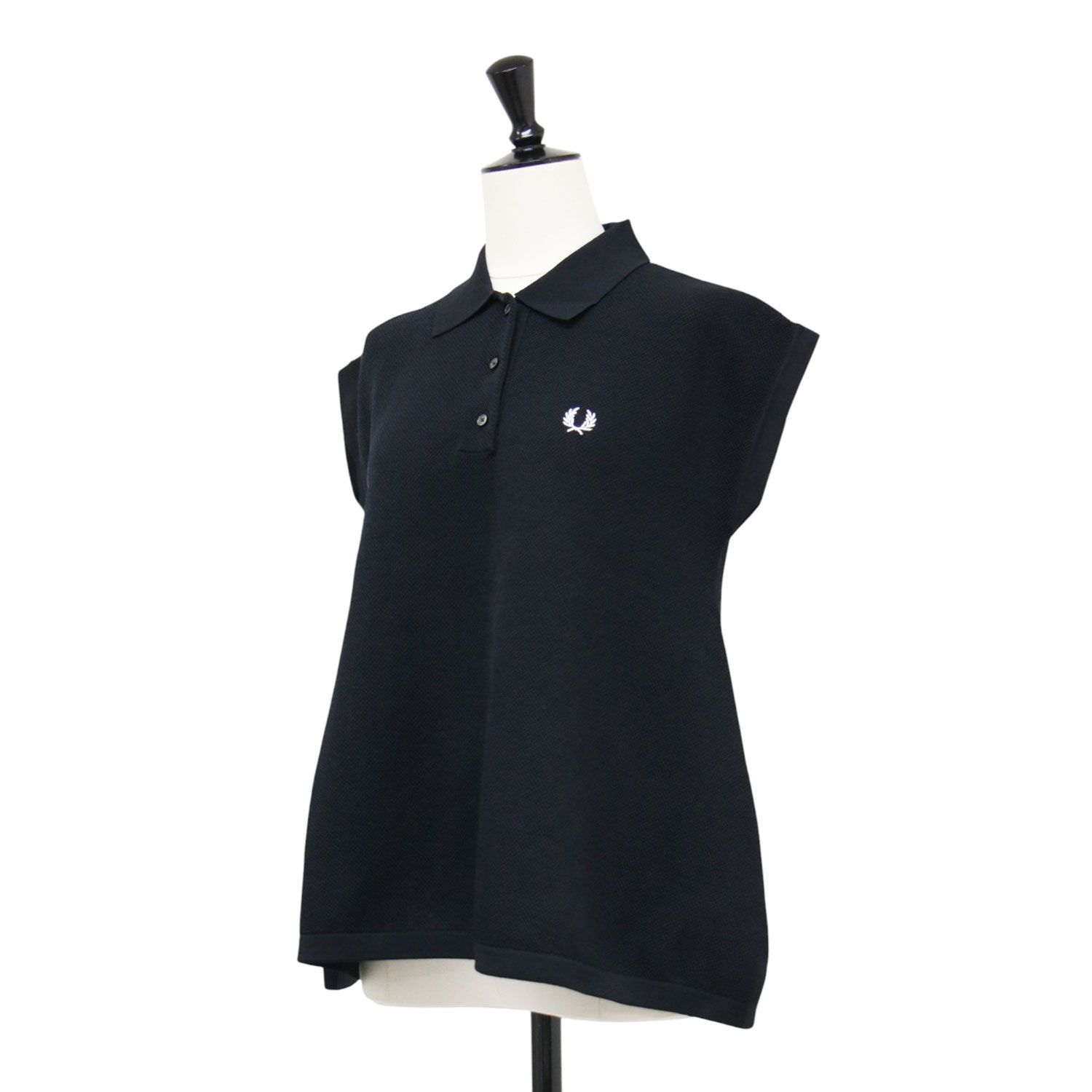 FRED PERRY フレッドペリー × Ray BEAMS 別注 ポロシャツ ブラック 黒 サイズ:UK10(M) | フレア ノースリーブ ポロシャツ / カットソー | フレンチスリーブ Aライン メッシュ | トップス【レディース】【中古】 FRED PERRY フレッドペリー × Ray BEAMS 別注 ポロシャツ ブラック 黒 サイズ:UK10(M) | フレア ノースリーブ ポロシャツ / カットソー | フレンチスリーブ Aライン メッシュ | トップス【レディース】【中古】
