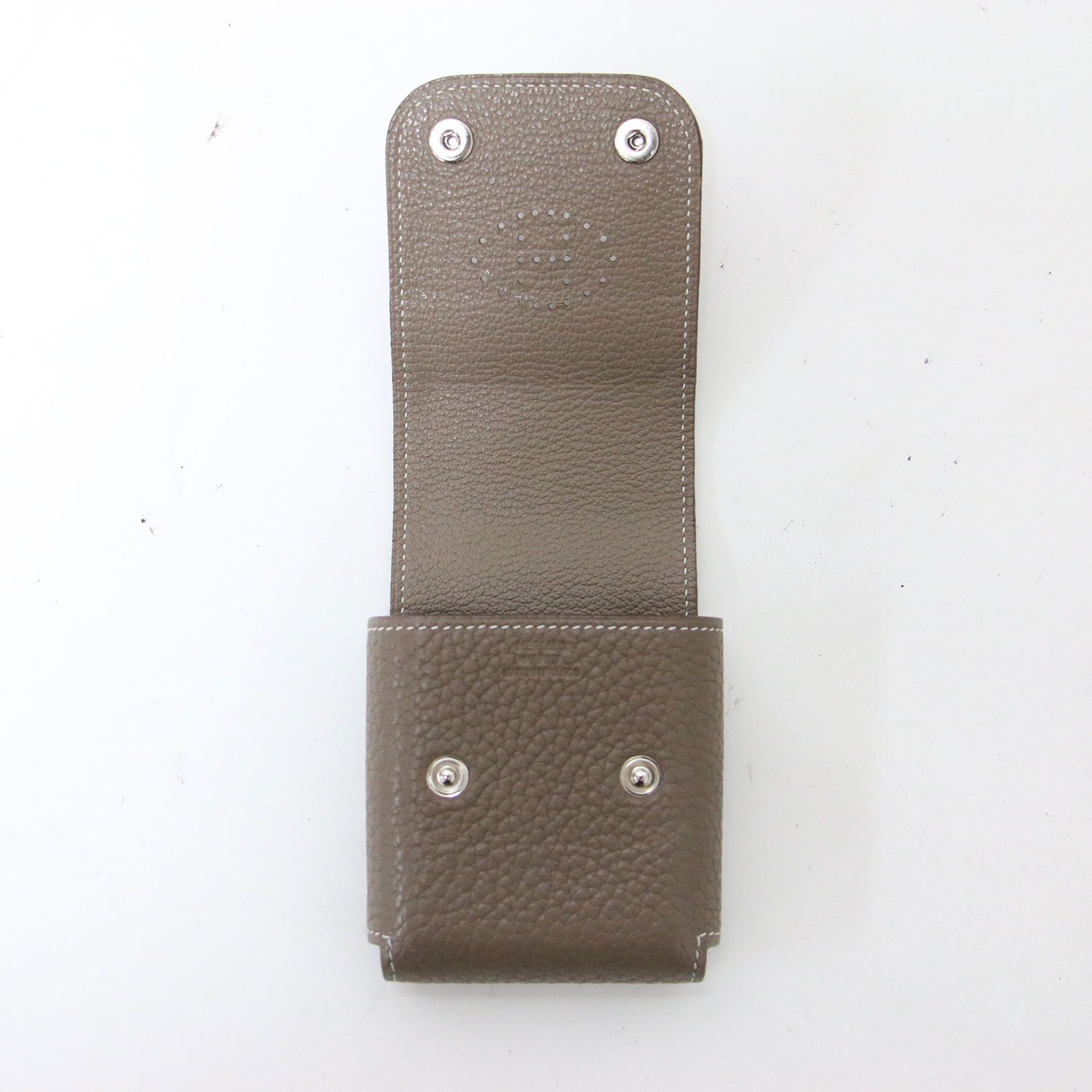 HERMES エルメス | エテュイカルトPM トランプ付き ⬜︎O 刻印 / カードケース 小物入れ | Hロゴ レザー | グレー系 | ブランド ファッション アイテム 小物【レディース】【中古】 HERMES エルメス | エテュイカルトPM トランプ付き ⬜︎O 刻印 / カードケース 小物入れ | Hロゴ レザー | グレー系 | ブランド ファッション アイテム 小物【レディース】【中古】