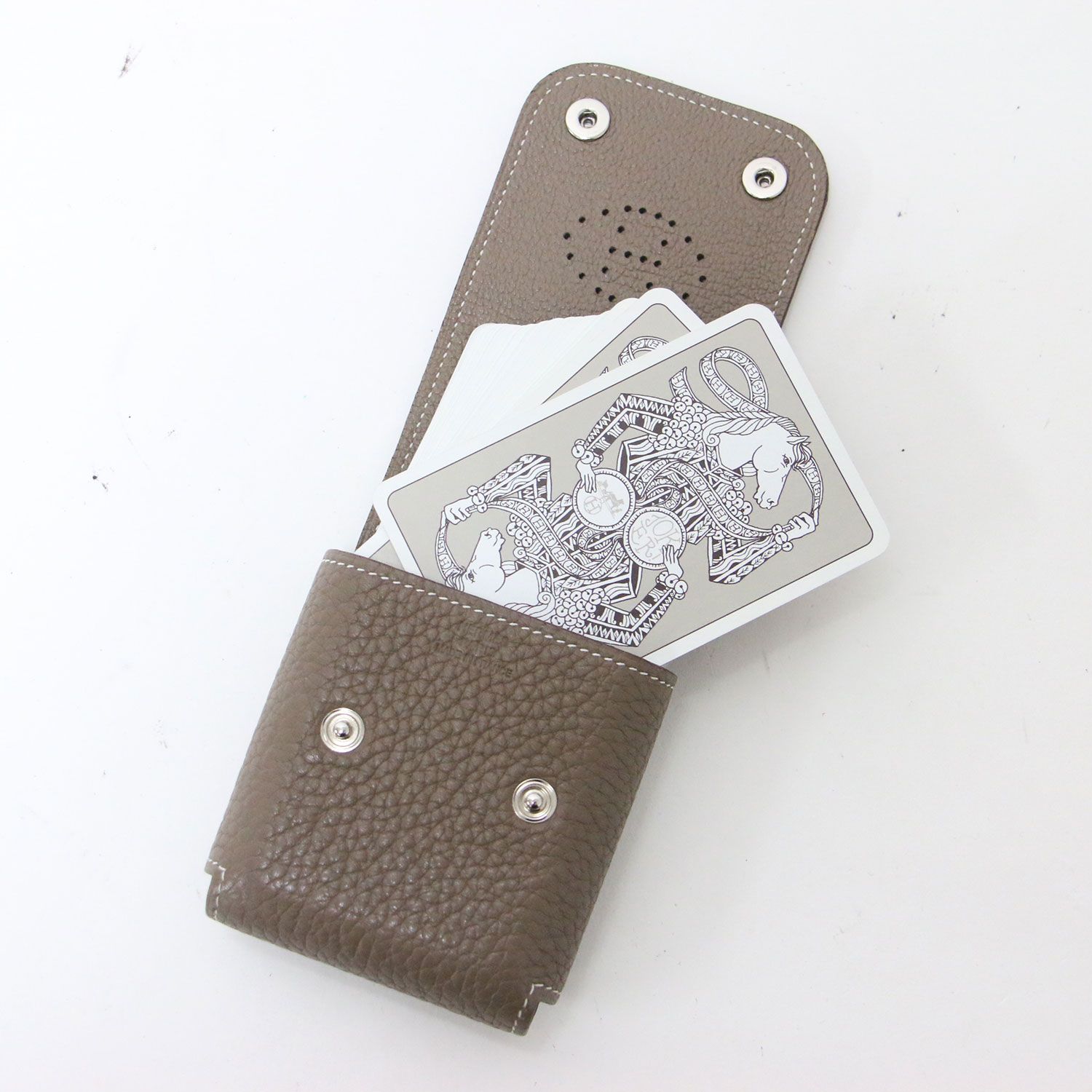 HERMES エルメス | エテュイカルトPM トランプ付き ⬜︎O 刻印 / カードケース 小物入れ | Hロゴ レザー | グレー系 | ブランド ファッション アイテム 小物【レディース】【中古】 HERMES エルメス | エテュイカルトPM トランプ付き ⬜︎O 刻印 / カードケース 小物入れ | Hロゴ レザー | グレー系 | ブランド ファッション アイテム 小物【レディース】【中古】