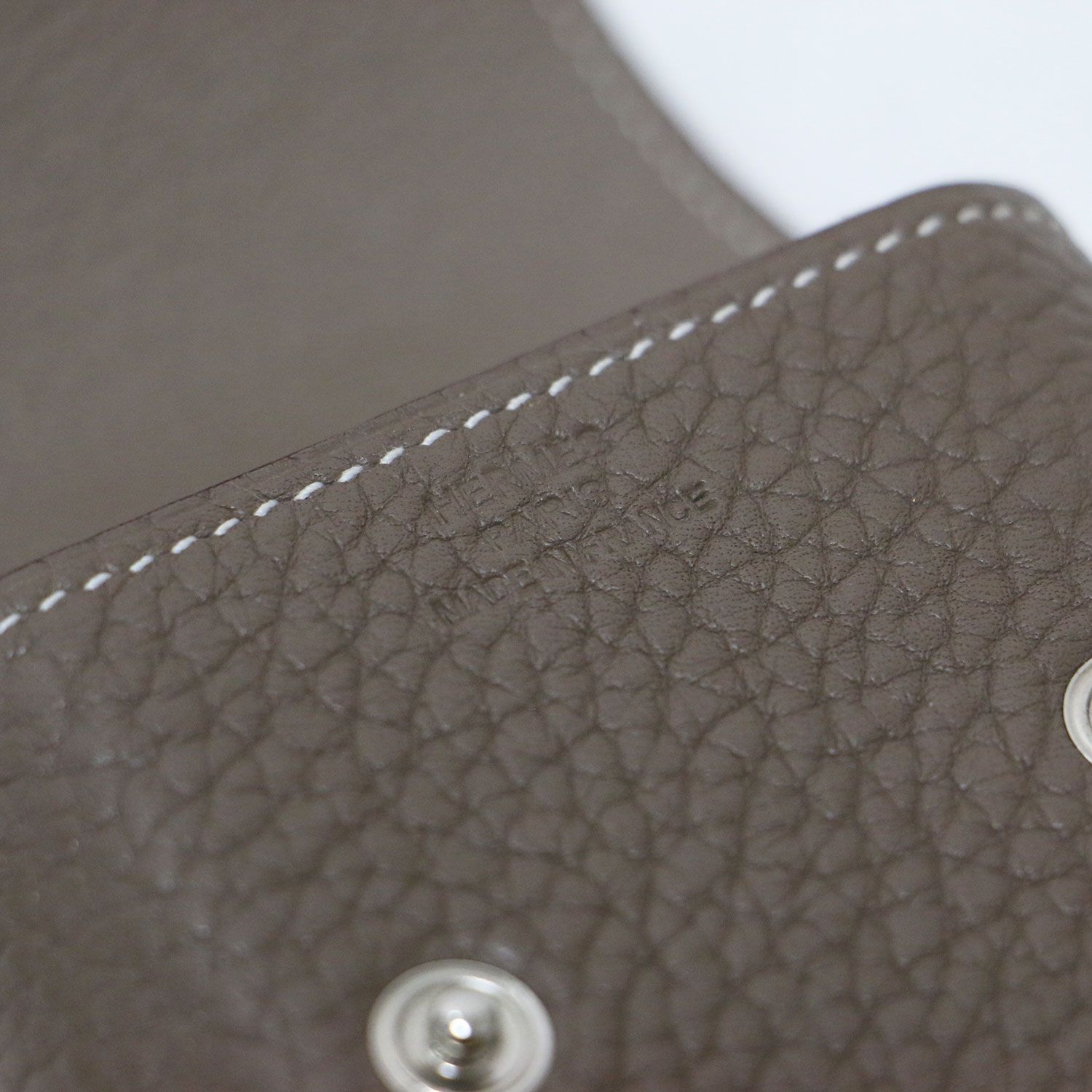 HERMES エルメス | エテュイカルトPM トランプ付き ⬜︎O 刻印 / カードケース 小物入れ | Hロゴ レザー | グレー系 | ブランド ファッション アイテム 小物【レディース】【中古】 HERMES エルメス | エテュイカルトPM トランプ付き ⬜︎O 刻印 / カードケース 小物入れ | Hロゴ レザー | グレー系 | ブランド ファッション アイテム 小物【レディース】【中古】