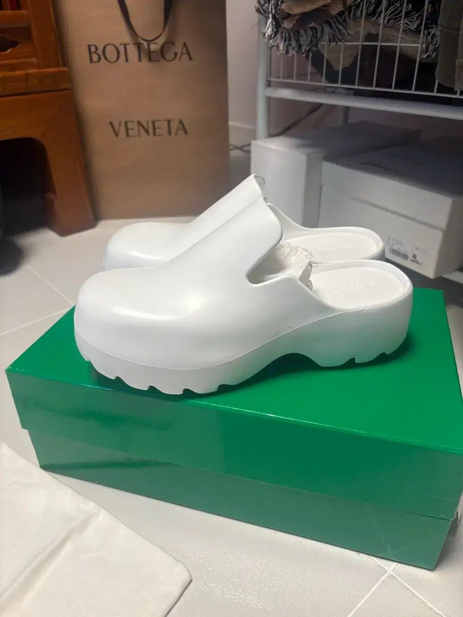 42 BOTTEGA VENETA ボッテガ・ヴェネタ ラバー フラッシュ klogg 新品
