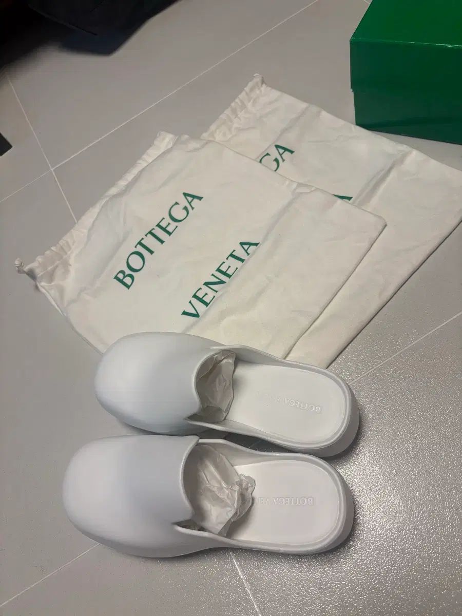 42 BOTTEGA VENETA ボッテガ・ヴェネタ ラバー フラッシュ klogg 新品 42 BOTTEGA VENETA ボッテガ・ヴェネタ ラバー フラッシュ klogg 新品