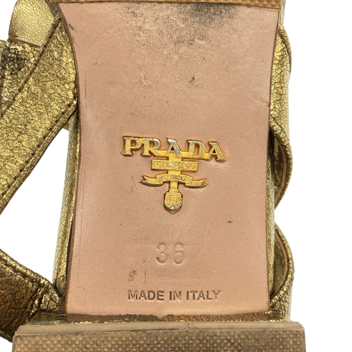 美品　PRADA プラダ　スタッズ付きゴールドサンダル　36 PRADA プラダ メタリックスタッズデザインサンダル ゴールド 36 - メルカリ