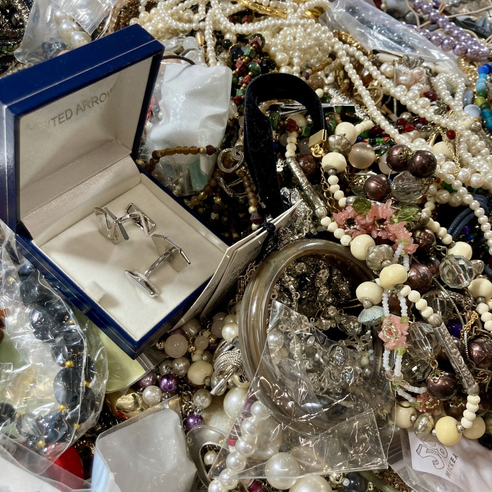 アクセサリー系まとめて大量に ネックレス 指輪 ブローチ　ピアス等その他いろいろ ☆ 希少 アクセサリー ジュエリー 大量 まとめ商品 ブローチ