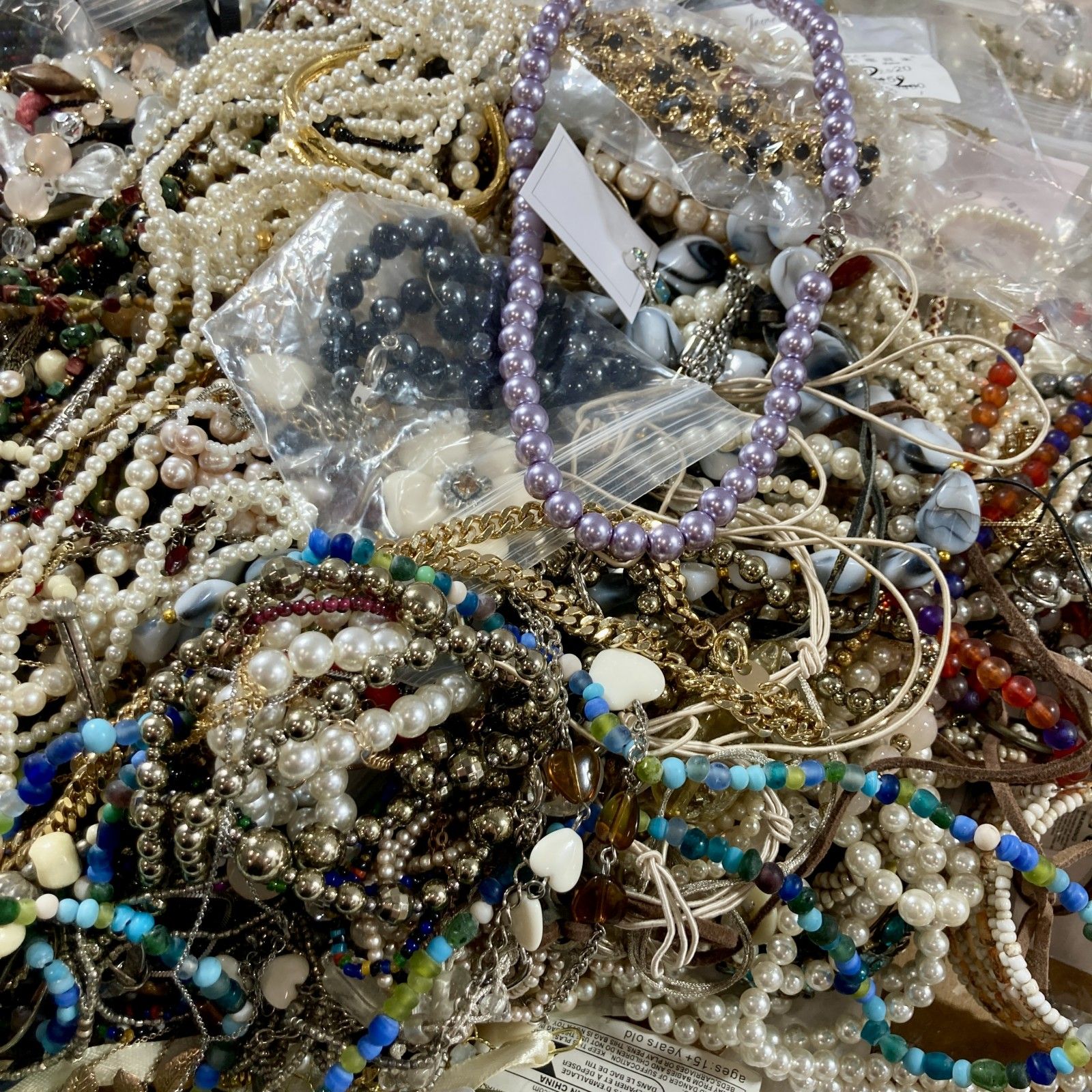 アクセサリー系まとめて大量に ネックレス 指輪 ブローチ　ピアス等その他いろいろ ☆ 希少 アクセサリー ジュエリー 大量 まとめ商品 ブローチ