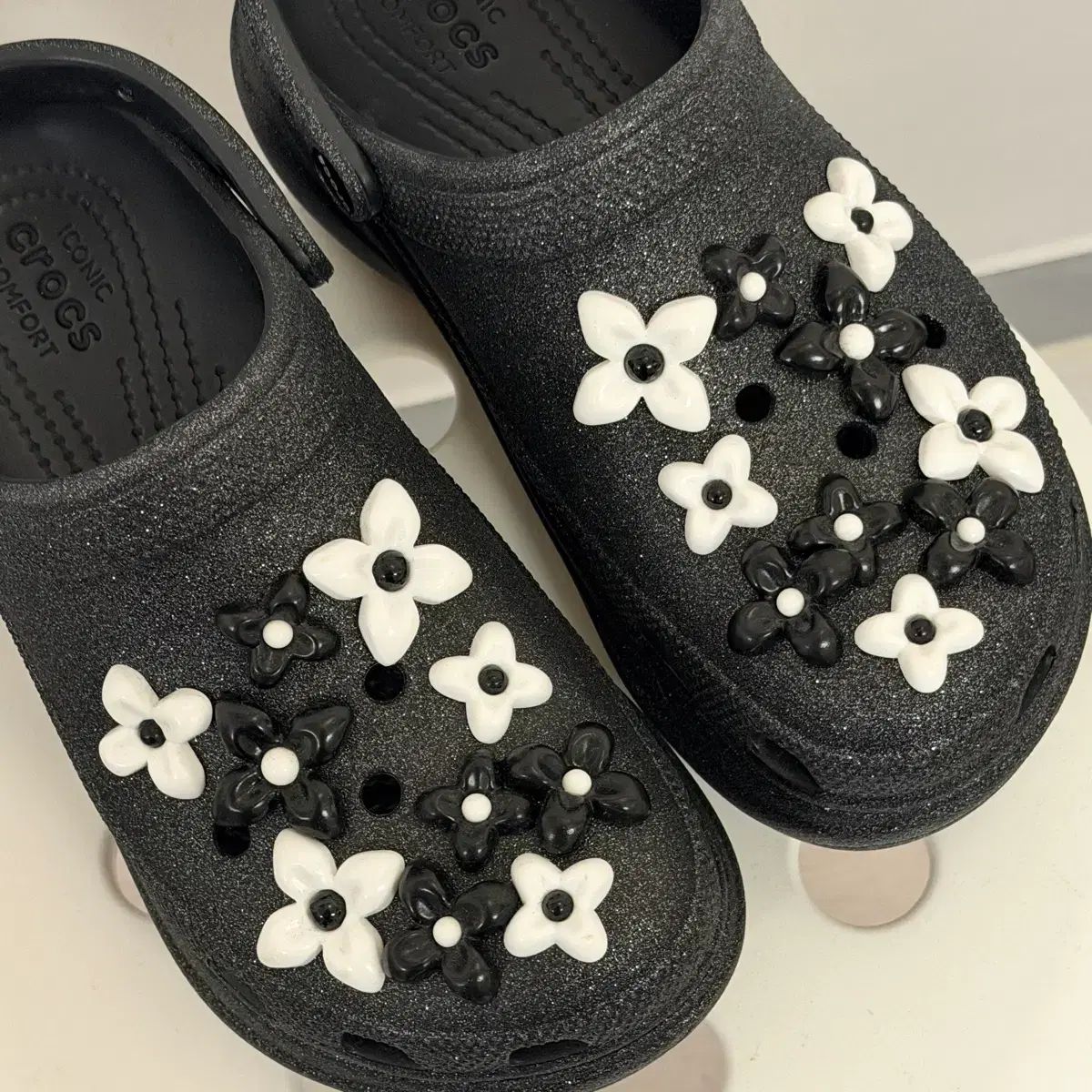 Crocs X SMFK Classic Bay klogg ブラック グリッター (250) - メルカリ