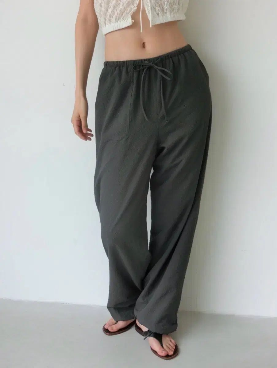 TANNAT T/T Grain ease pants (チャコール)