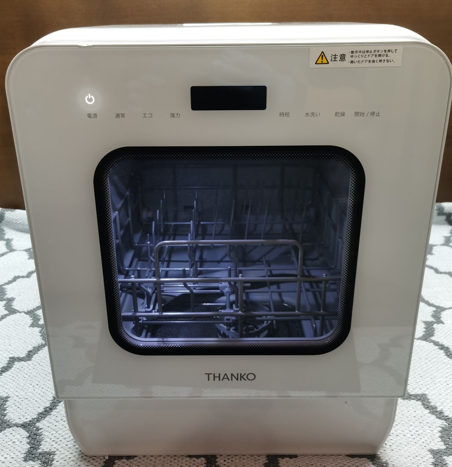 NE0238【美品・1か所凹みあり】THANKO 工事不要 タンク式食器洗い乾燥機 1人暮らしからファミリーまで 使いやすい「ラクア ファミリースリム」TKDWSLHWH 白　奥行きがあり、スリムながらも しっかり入るファミリータイプ