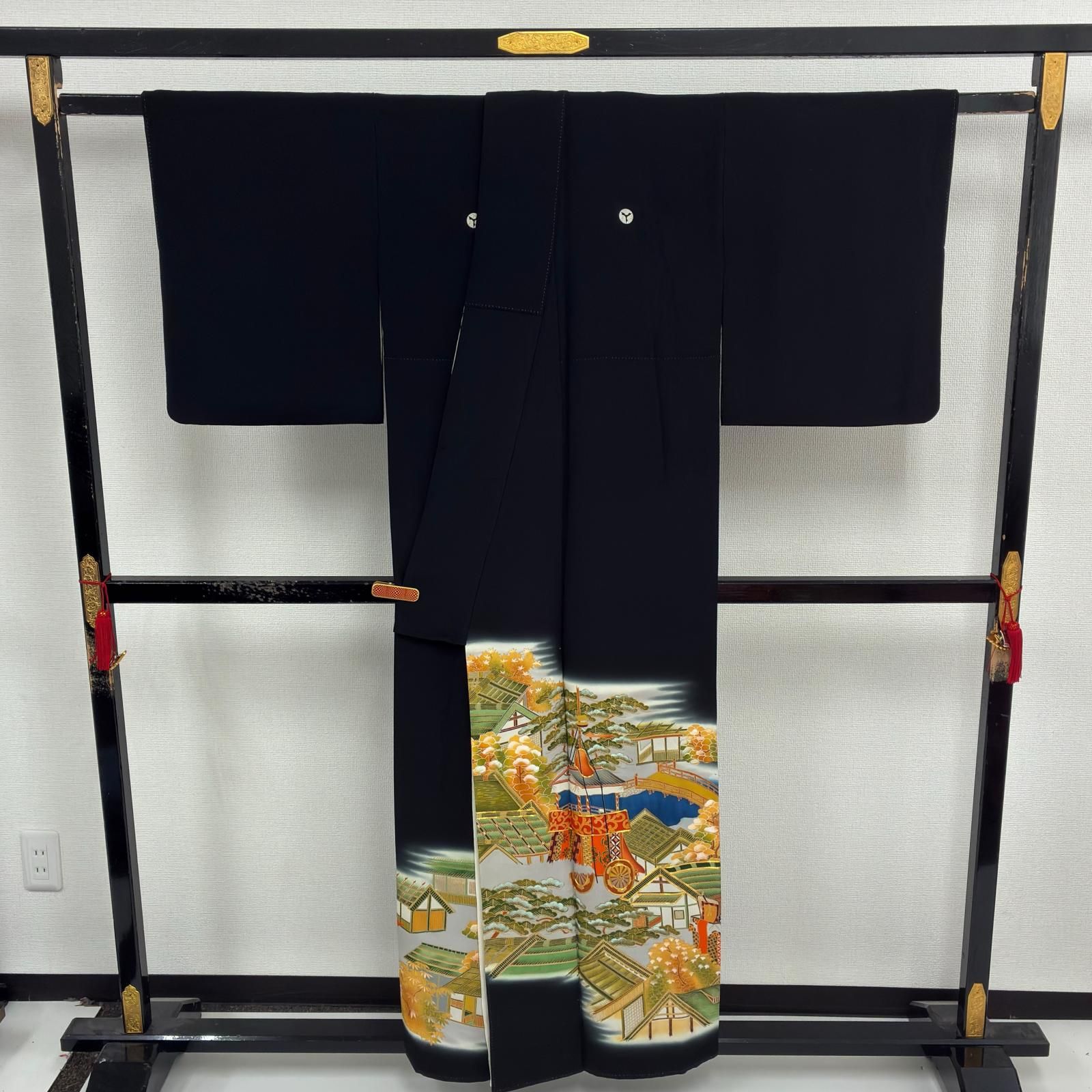 まぴ■E5128■美品■正絹■逸品　千總　御簾に宝袋　袷黒留袖■ 黒留袖 正絹 一つ紋 上品な染め 金駒刺繍 比翼 袷 着物 MK-8997 - メルカリ