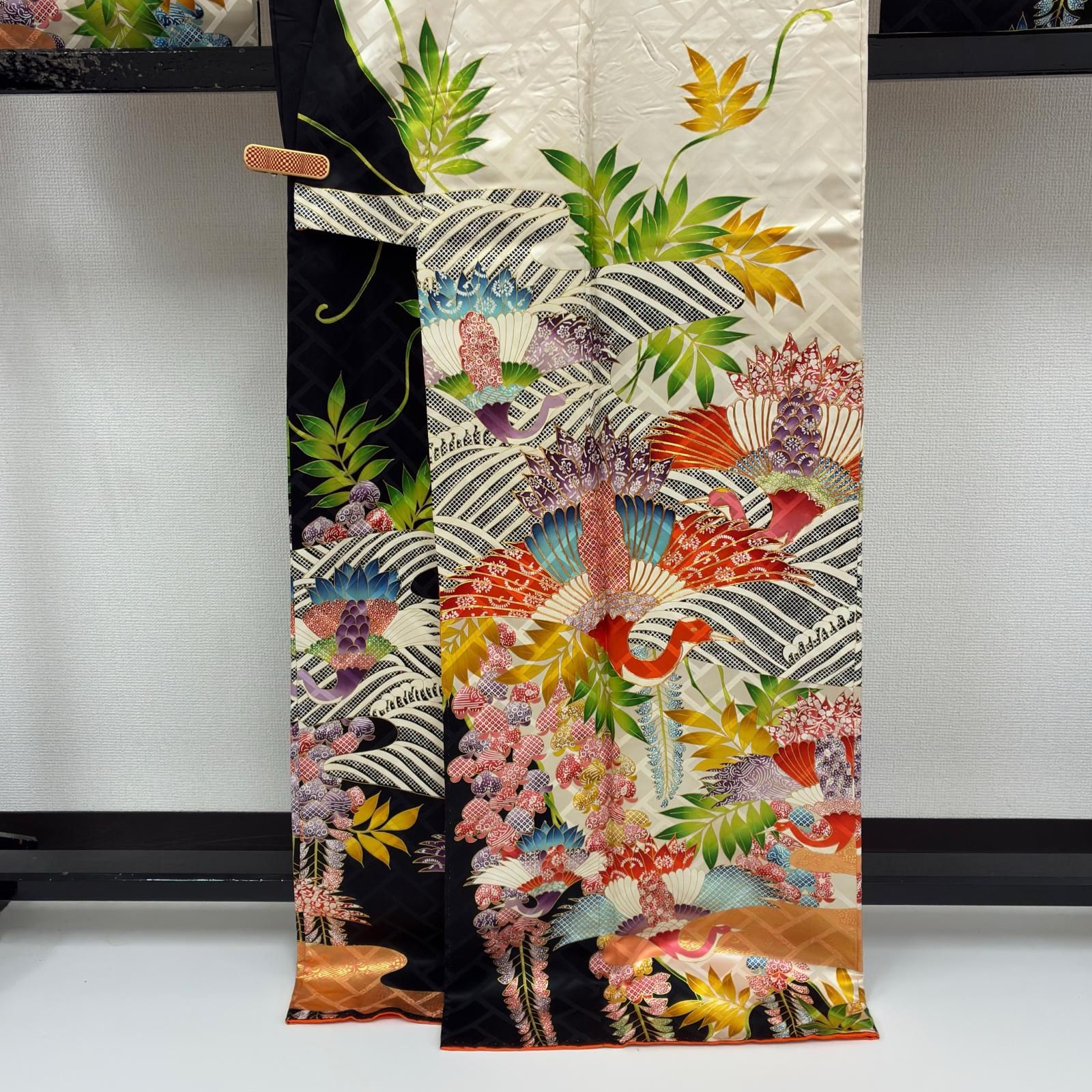 振袖 裄67.5 正絹 金駒刺繍 美しい染め 花に鳥 袷 着物 MK-9047 - メルカリ 振袖 裄67.5 正絹 金駒刺繍 美しい染め 花に鳥 袷 着物 MK-9047 - メルカリ
