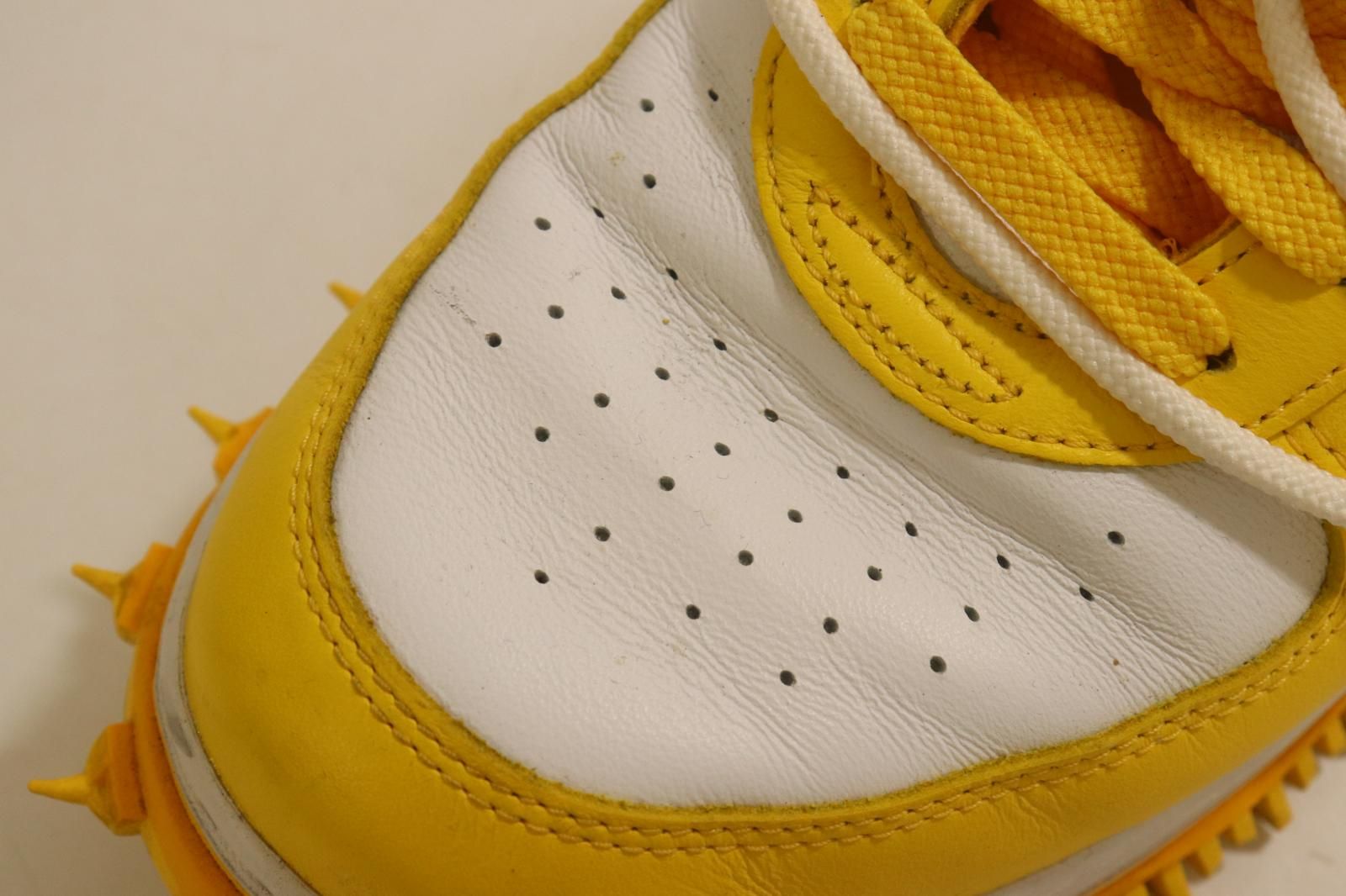 【中古】 NIKE メンズスニーカー 29cm AIR FORCE 1 MID SP LTHR NIKE x Off-White 29cm 白 ホワイト 黄 イエロー