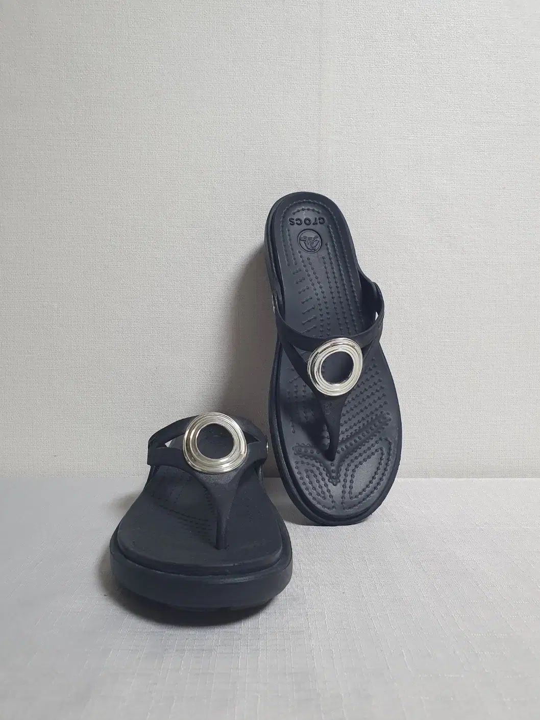 Crocs サンラ ベベルド サークル カード サクカ ウェッジ フリップ ブラック 230mm